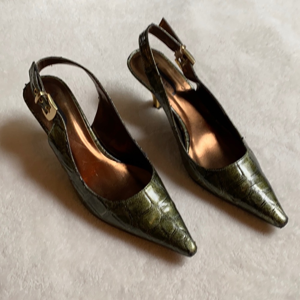 Beautiful dark green 2 inch heels. Made by J. Renee